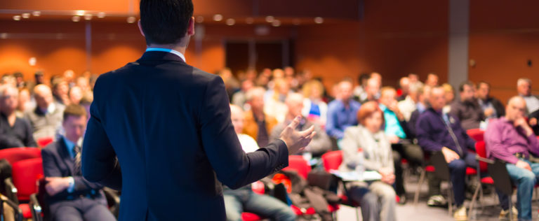 Conférence devant un auditoire lors du congrès ICT4care