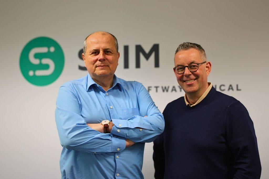 Koenraad Batselier et Marc Denil devant le logo SBIM